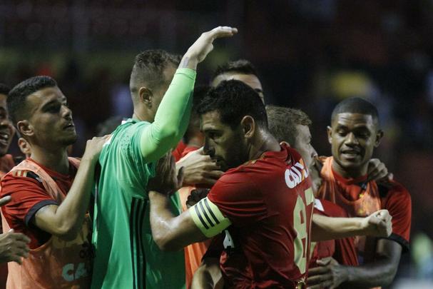 Leo e Coxa fizeram uma partida bastante movimentada e de muitos gols na tarde deste domingo, na Ilha do Retiro