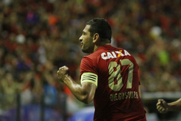 Leo e Coxa fizeram uma partida bastante movimentada e de muitos gols na tarde deste domingo, na Ilha do Retiro