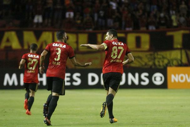 Leo e Coxa fizeram uma partida bastante movimentada e de muitos gols na tarde deste domingo, na Ilha do Retiro