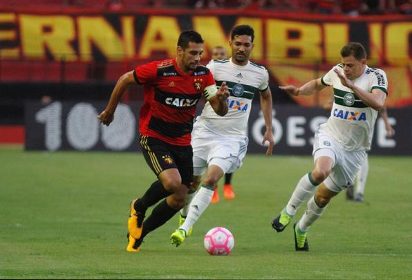 Leo e Coxa fizeram uma partida bastante movimentada e de muitos gols na tarde deste domingo, na Ilha do Retiro
