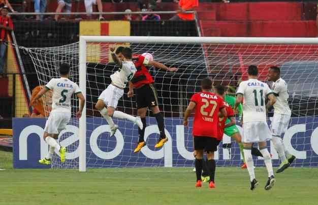 Leo e Coxa fizeram uma partida bastante movimentada e de muitos gols na tarde deste domingo, na Ilha do Retiro