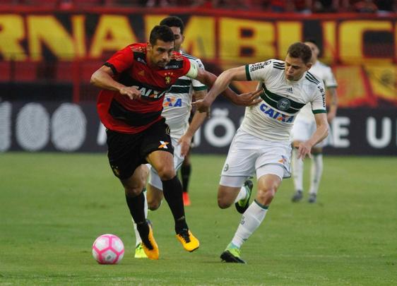 Leo e Coxa fizeram uma partida bastante movimentada e de muitos gols na tarde deste domingo, na Ilha do Retiro