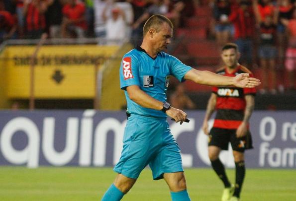 Leo e Coxa fizeram uma partida bastante movimentada e de muitos gols na tarde deste domingo, na Ilha do Retiro