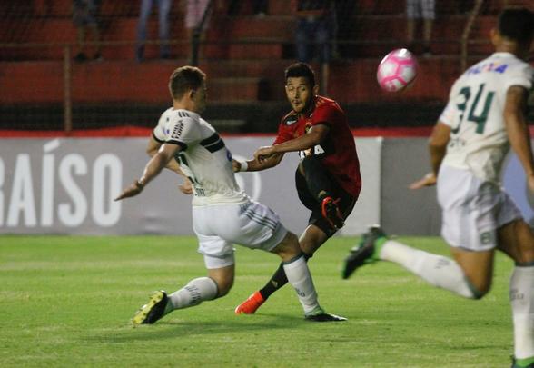 Leo e Coxa fizeram uma partida bastante movimentada e de muitos gols na tarde deste domingo, na Ilha do Retiro