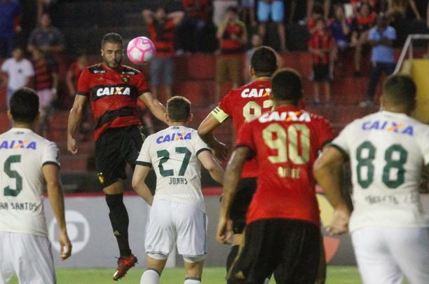 Leo e Coxa fizeram uma partida bastante movimentada e de muitos gols na tarde deste domingo, na Ilha do Retiro