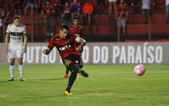 Leo e Coxa fizeram uma partida bastante movimentada e de muitos gols na tarde deste domingo, na Ilha do Retiro