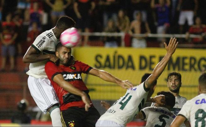 Leo e Coxa fizeram uma partida bastante movimentada e de muitos gols na tarde deste domingo, na Ilha do Retiro