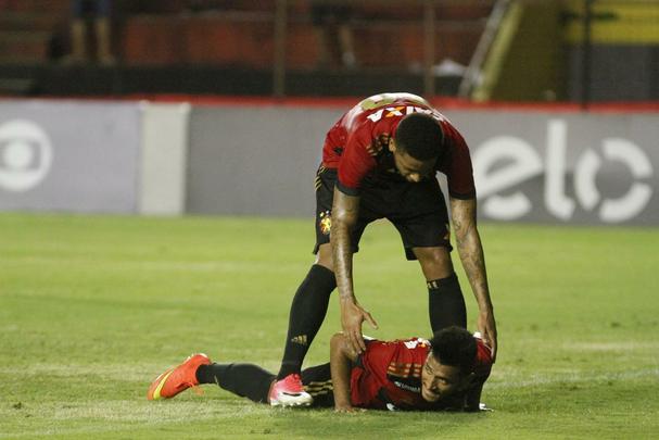 Leo e Coxa fizeram uma partida bastante movimentada e de muitos gols na tarde deste domingo, na Ilha do Retiro