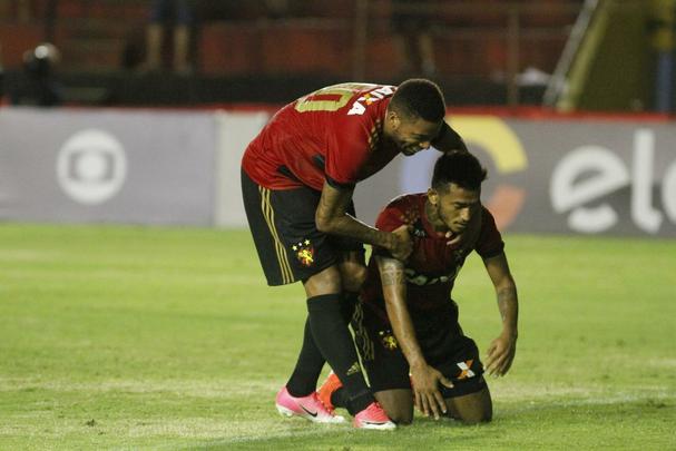 Leo e Coxa fizeram uma partida bastante movimentada e de muitos gols na tarde deste domingo, na Ilha do Retiro