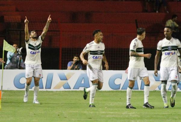 Leo e Coxa fizeram uma partida bastante movimentada e de muitos gols na tarde deste domingo, na Ilha do Retiro