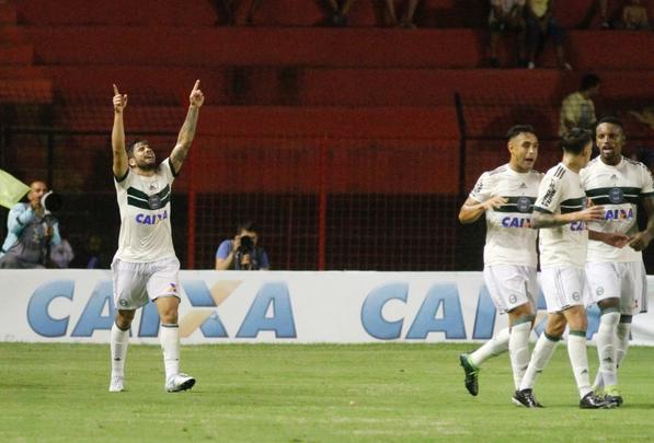 Leo e Coxa fizeram uma partida bastante movimentada e de muitos gols na tarde deste domingo, na Ilha do Retiro