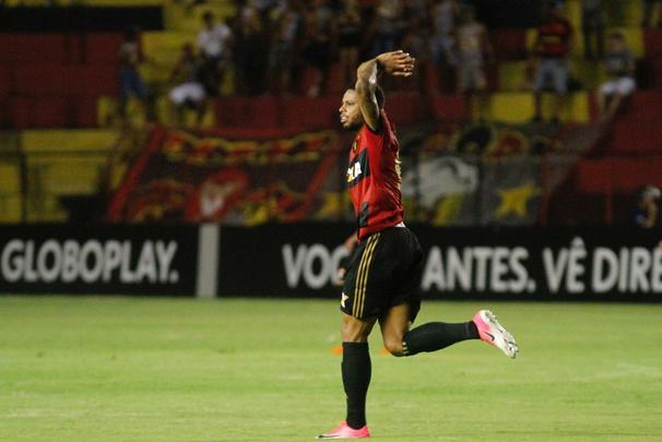 Leo e Coxa fizeram uma partida bastante movimentada e de muitos gols na tarde deste domingo, na Ilha do Retiro