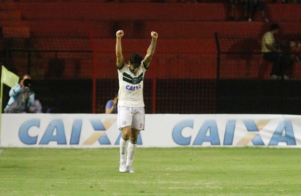 Leo e Coxa fizeram uma partida bastante movimentada e de muitos gols na tarde deste domingo, na Ilha do Retiro