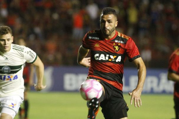 Leo e Coxa fizeram uma partida bastante movimentada e de muitos gols na tarde deste domingo, na Ilha do Retiro