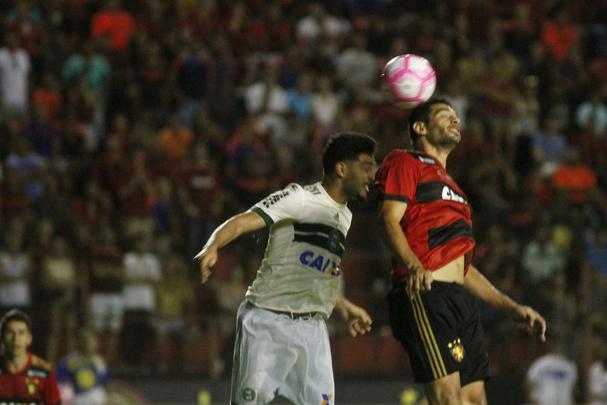 Leo e Coxa fizeram uma partida bastante movimentada e de muitos gols na tarde deste domingo, na Ilha do Retiro