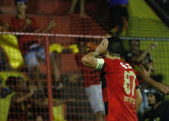 Leo e Coxa fizeram uma partida bastante movimentada e de muitos gols na tarde deste domingo, na Ilha do Retiro