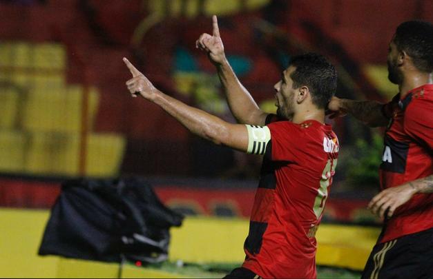 Leo e Coxa fizeram uma partida bastante movimentada e de muitos gols na tarde deste domingo, na Ilha do Retiro