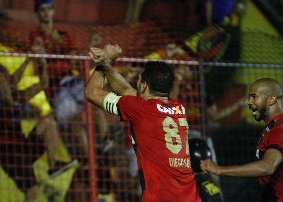 Leo e Coxa fizeram uma partida bastante movimentada e de muitos gols na tarde deste domingo, na Ilha do Retiro