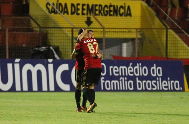 Leo e Coxa fizeram uma partida bastante movimentada e de muitos gols na tarde deste domingo, na Ilha do Retiro