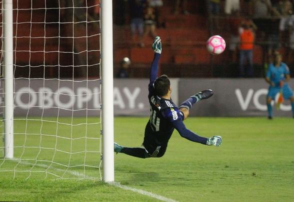 Leo e Coxa fizeram uma partida bastante movimentada e de muitos gols na tarde deste domingo, na Ilha do Retiro