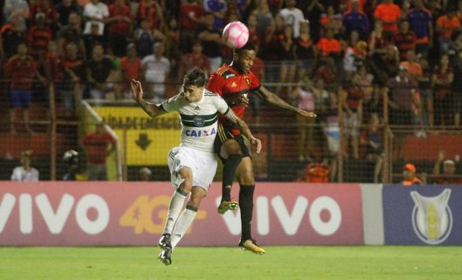 Leo e Coxa fizeram uma partida bastante movimentada e de muitos gols na tarde deste domingo, na Ilha do Retiro