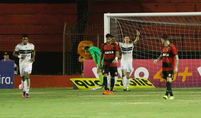 Leo e Coxa fizeram uma partida bastante movimentada e de muitos gols na tarde deste domingo, na Ilha do Retiro
