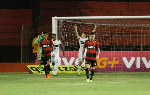 Leo e Coxa fizeram uma partida bastante movimentada e de muitos gols na tarde deste domingo, na Ilha do Retiro