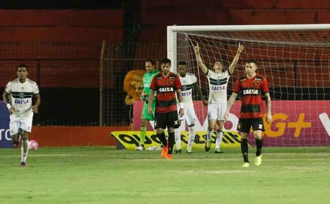 Leo e Coxa fizeram uma partida bastante movimentada e de muitos gols na tarde deste domingo, na Ilha do Retiro
