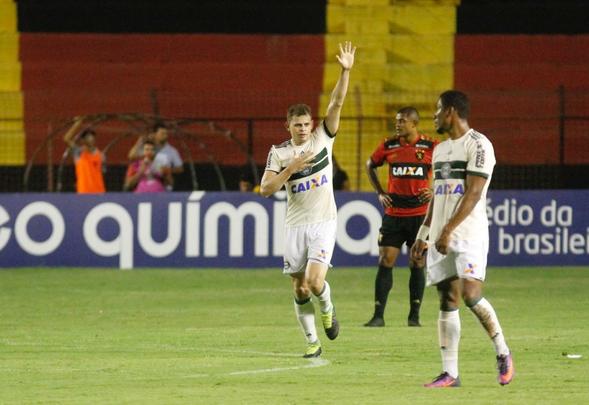 Leo e Coxa fizeram uma partida bastante movimentada e de muitos gols na tarde deste domingo, na Ilha do Retiro