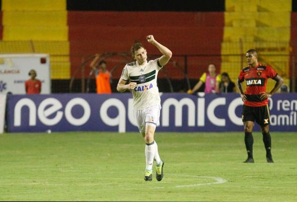 Leo e Coxa fizeram uma partida bastante movimentada e de muitos gols na tarde deste domingo, na Ilha do Retiro