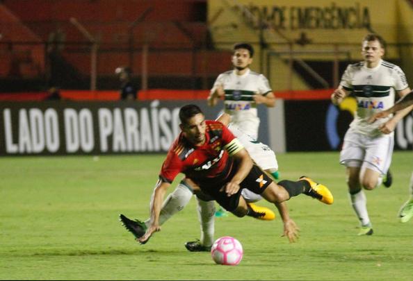 Leo e Coxa fizeram uma partida bastante movimentada e de muitos gols na tarde deste domingo, na Ilha do Retiro