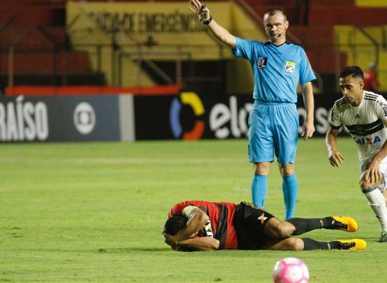 Leo e Coxa fizeram uma partida bastante movimentada e de muitos gols na tarde deste domingo, na Ilha do Retiro