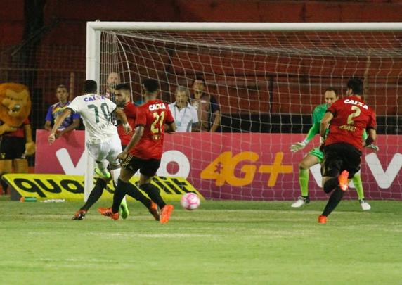 Leo e Coxa fizeram uma partida bastante movimentada e de muitos gols na tarde deste domingo, na Ilha do Retiro