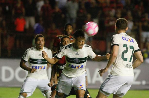 Leo e Coxa fizeram uma partida bastante movimentada e de muitos gols na tarde deste domingo, na Ilha do Retiro