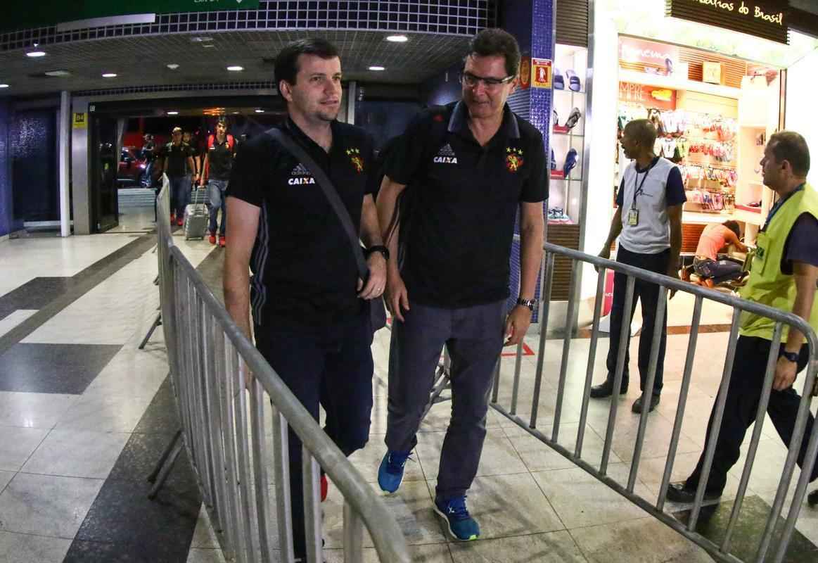 Vivendo pior momento da temporada, Leo embarcou para Colmbia, na noite desta segunda-feira, onde enfrentar o Junior Barranquilla