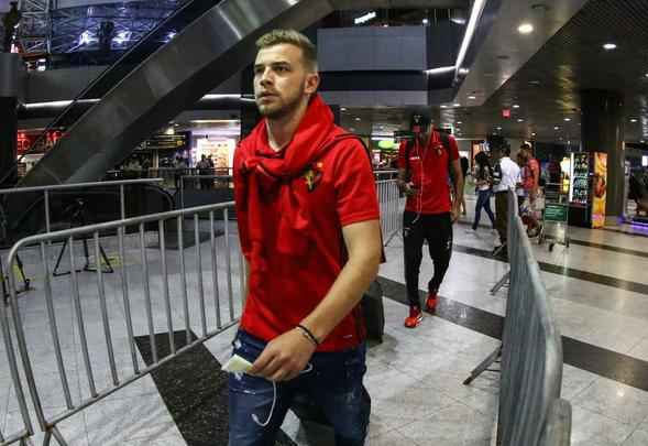 Vivendo pior momento da temporada, Leo embarcou para Colmbia, na noite desta segunda-feira, onde enfrentar o Junior Barranquilla