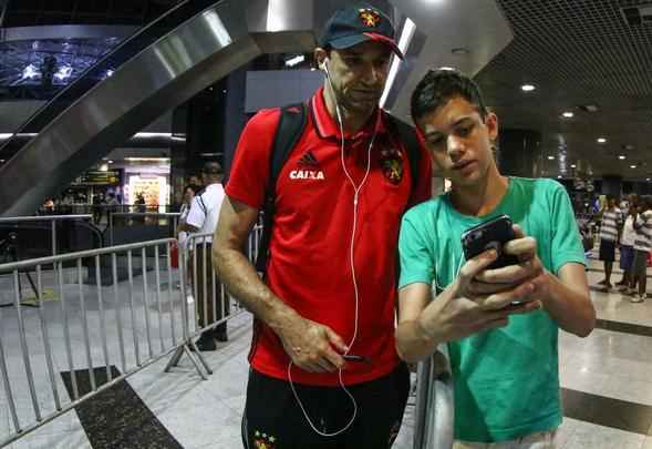 Vivendo pior momento da temporada, Leo embarcou para Colmbia, na noite desta segunda-feira, onde enfrentar o Junior Barranquilla