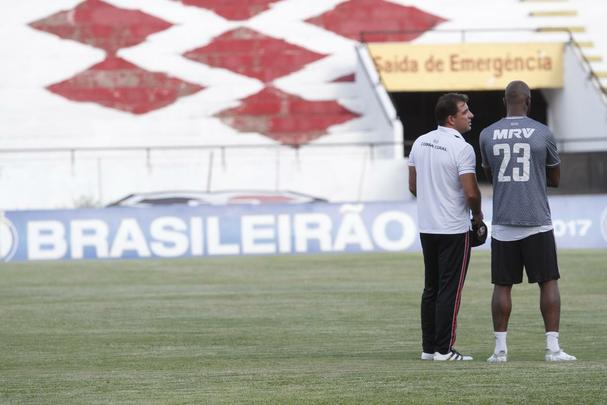 Aps reunio, jogadores do Santa Cruz fizeram treino e esperam pagamento de, pelo menos, um ms de salrios alm de outros dois meses aos funcionrios para jogar