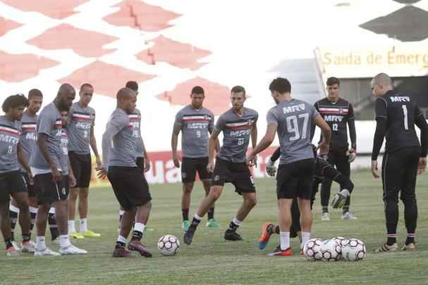 Aps reunio, jogadores do Santa Cruz fizeram treino e esperam pagamento de, pelo menos, um ms de salrios alm de outros dois meses aos funcionrios para jogar