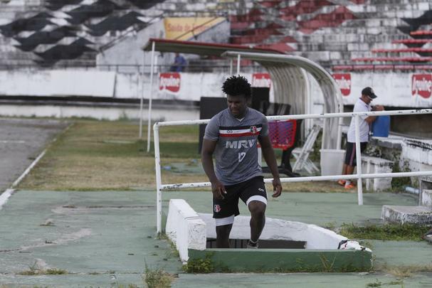 Aps reunio, jogadores do Santa Cruz fizeram treino e esperam pagamento de, pelo menos, um ms de salrios alm de outros dois meses aos funcionrios para jogar