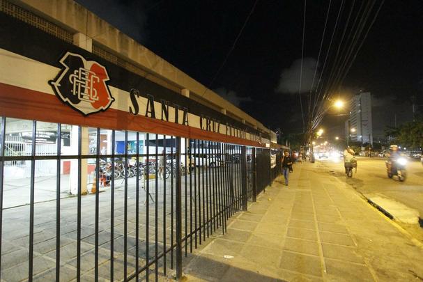 Rebaixado  Serie C na rodada anterior, o Santa Cruz enfrentou o Paran com o Arruda s moscas na noite desta tera-feira