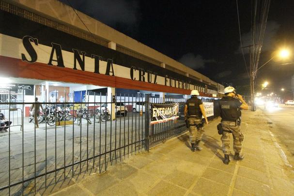 Rebaixado  Serie C na rodada anterior, o Santa Cruz enfrentou o Paran com o Arruda s moscas na noite desta tera-feira