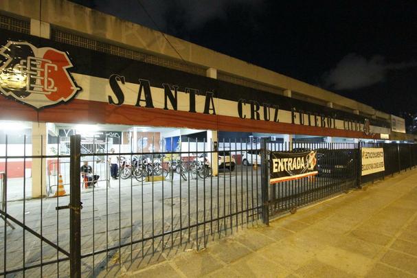 Rebaixado  Serie C na rodada anterior, o Santa Cruz enfrentou o Paran com o Arruda s moscas na noite desta tera-feira