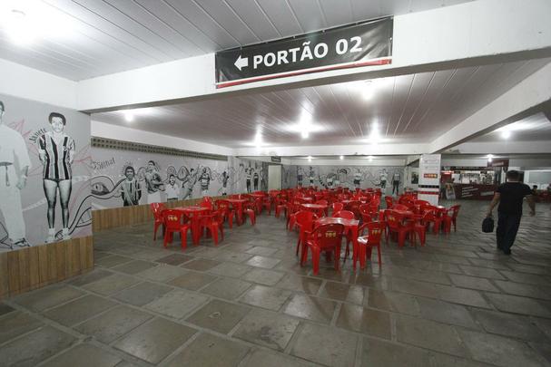 Rebaixado  Serie C na rodada anterior, o Santa Cruz enfrentou o Paran com o Arruda s moscas na noite desta tera-feira