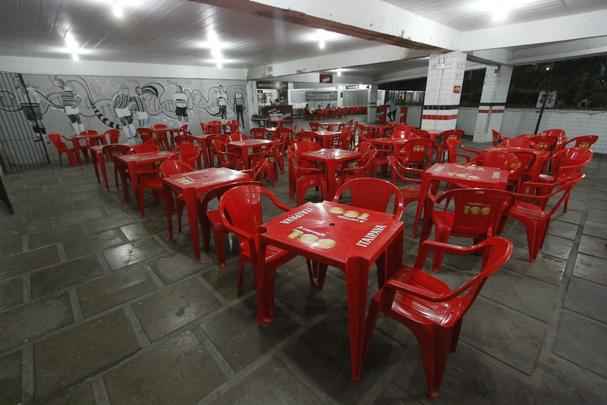 Rebaixado  Serie C na rodada anterior, o Santa Cruz enfrentou o Paran com o Arruda s moscas na noite desta tera-feira