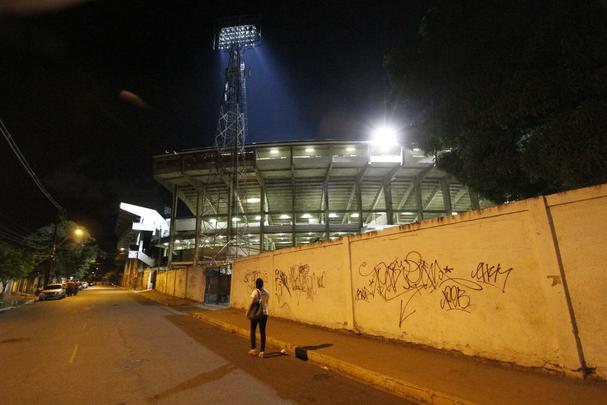 Rebaixado  Serie C na rodada anterior, o Santa Cruz enfrentou o Paran com o Arruda s moscas na noite desta tera-feira