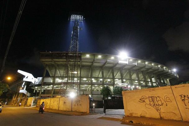 Rebaixado  Serie C na rodada anterior, o Santa Cruz enfrentou o Paran com o Arruda s moscas na noite desta tera-feira
