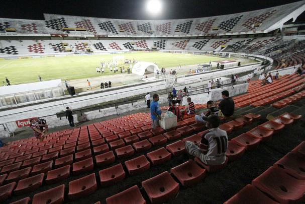 Rebaixado  Serie C na rodada anterior, o Santa Cruz enfrentou o Paran com o Arruda s moscas na noite desta tera-feira