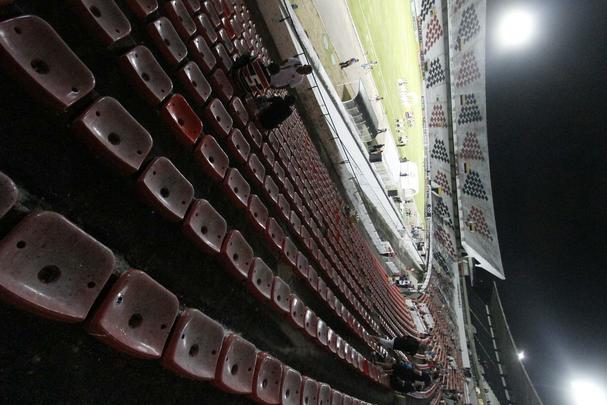 Rebaixado  Serie C na rodada anterior, o Santa Cruz enfrentou o Paran com o Arruda s moscas na noite desta tera-feira