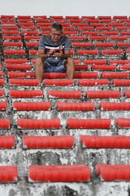Rebaixado  Serie C na rodada anterior, o Santa Cruz enfrentou o Paran com o Arruda s moscas na noite desta tera-feira